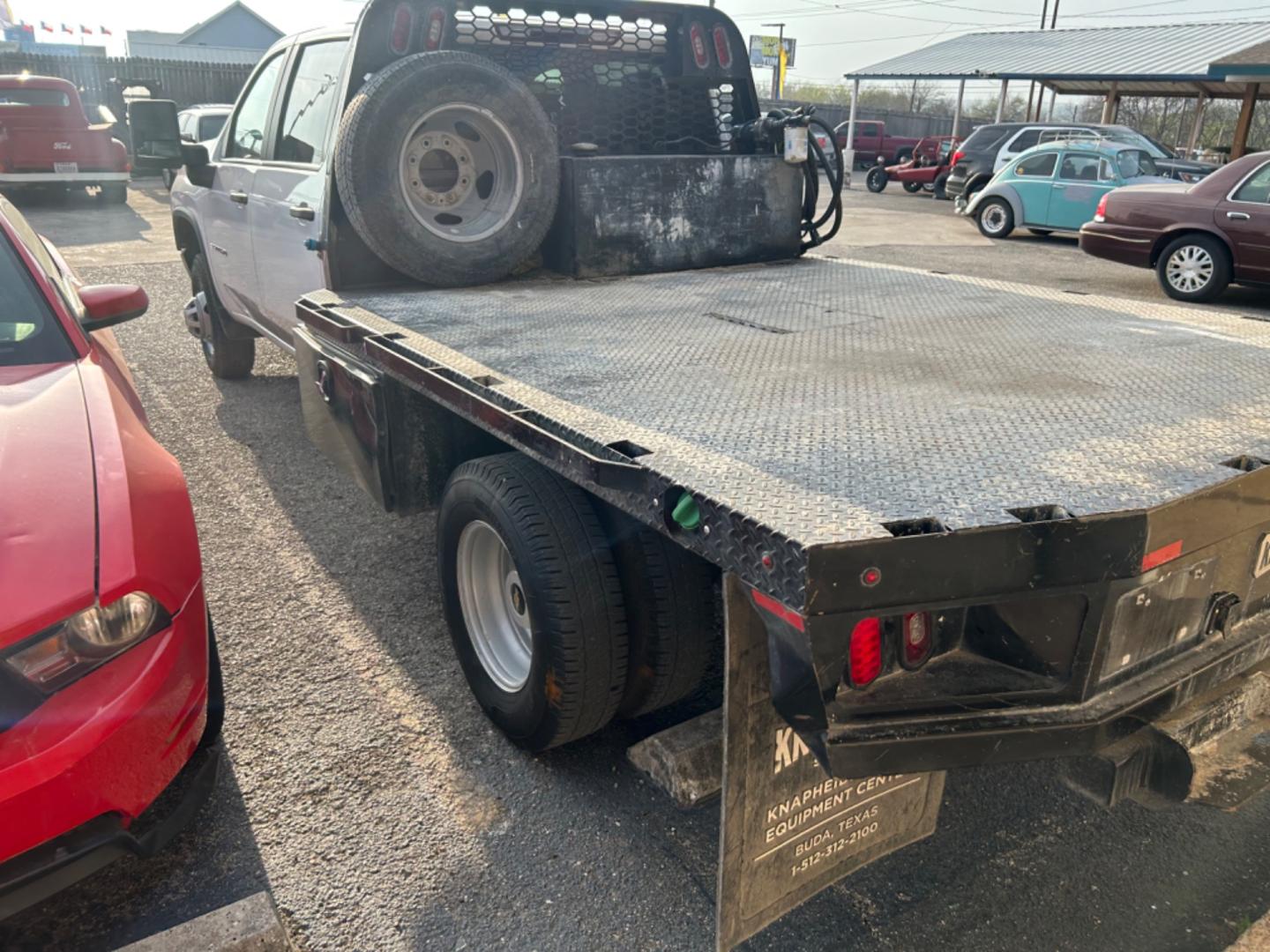 2021 White Chevrolet Silverado 3500HD Work Truck Crew Cab 4WD (1GB4YSEY5MF) with an 6.6L V8 OHV 32V TURBO DIESEL engine, 6A transmission, located at 1687 Business 35 S, New Braunfels, TX, 78130, (830) 625-7159, 29.655487, -98.051491 - Photo#9